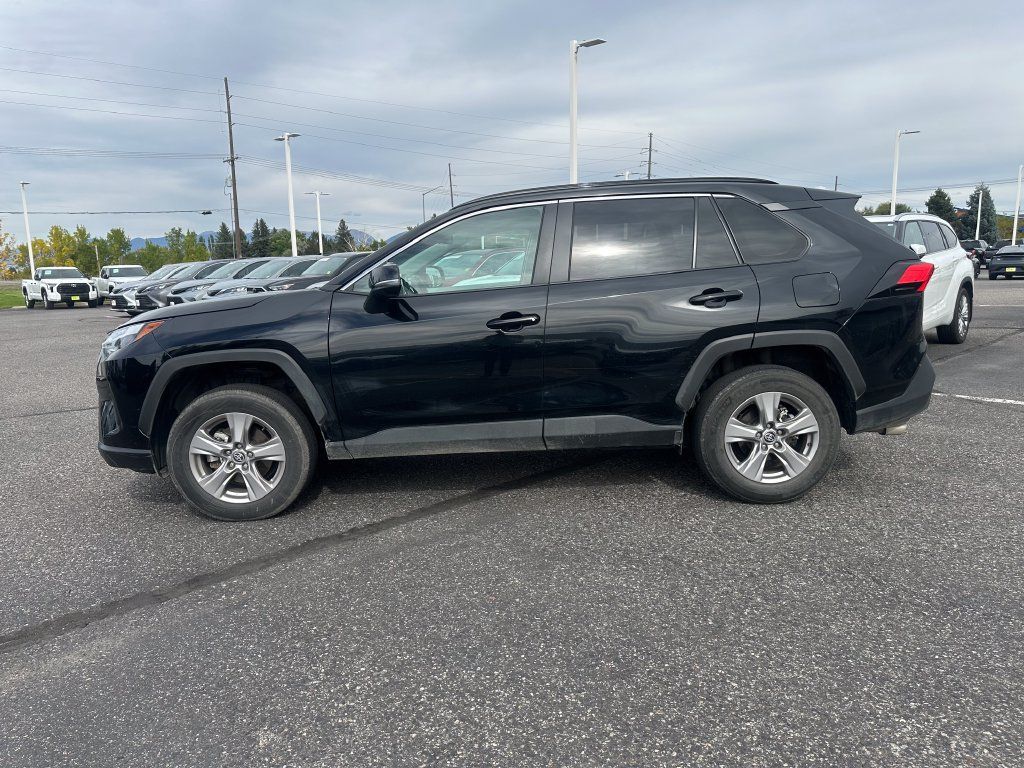 Used 2025 Toyota RAV4 XLE AWD/4WD image 2