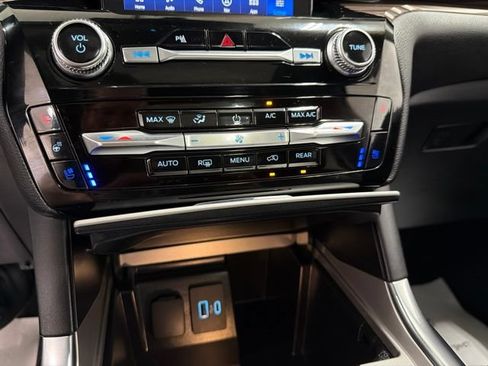 Used 2023 Ford Explorer Limited w/ Limited Technology Package AWD/4WD image 26