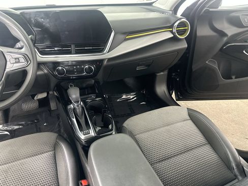 Used 2025 Chevrolet Trax LT FWD image 19