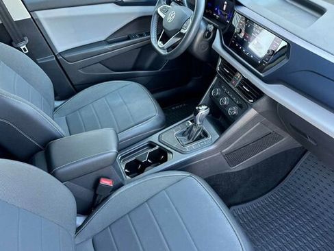 Certified 2022 Volkswagen Taos SE w/ Panoramic Sunroof Package image 15