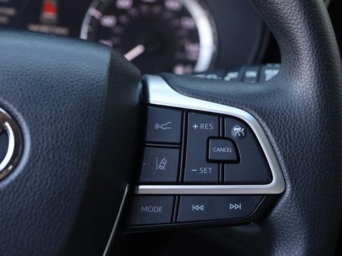 Used 2023 Toyota Highlander L image 12