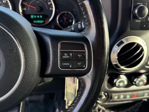 Used 2018 Jeep Wrangler Unlimited Rubicon w/ Connectivity Group image 23