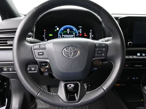 Used 2025 Toyota Camry SE image 14