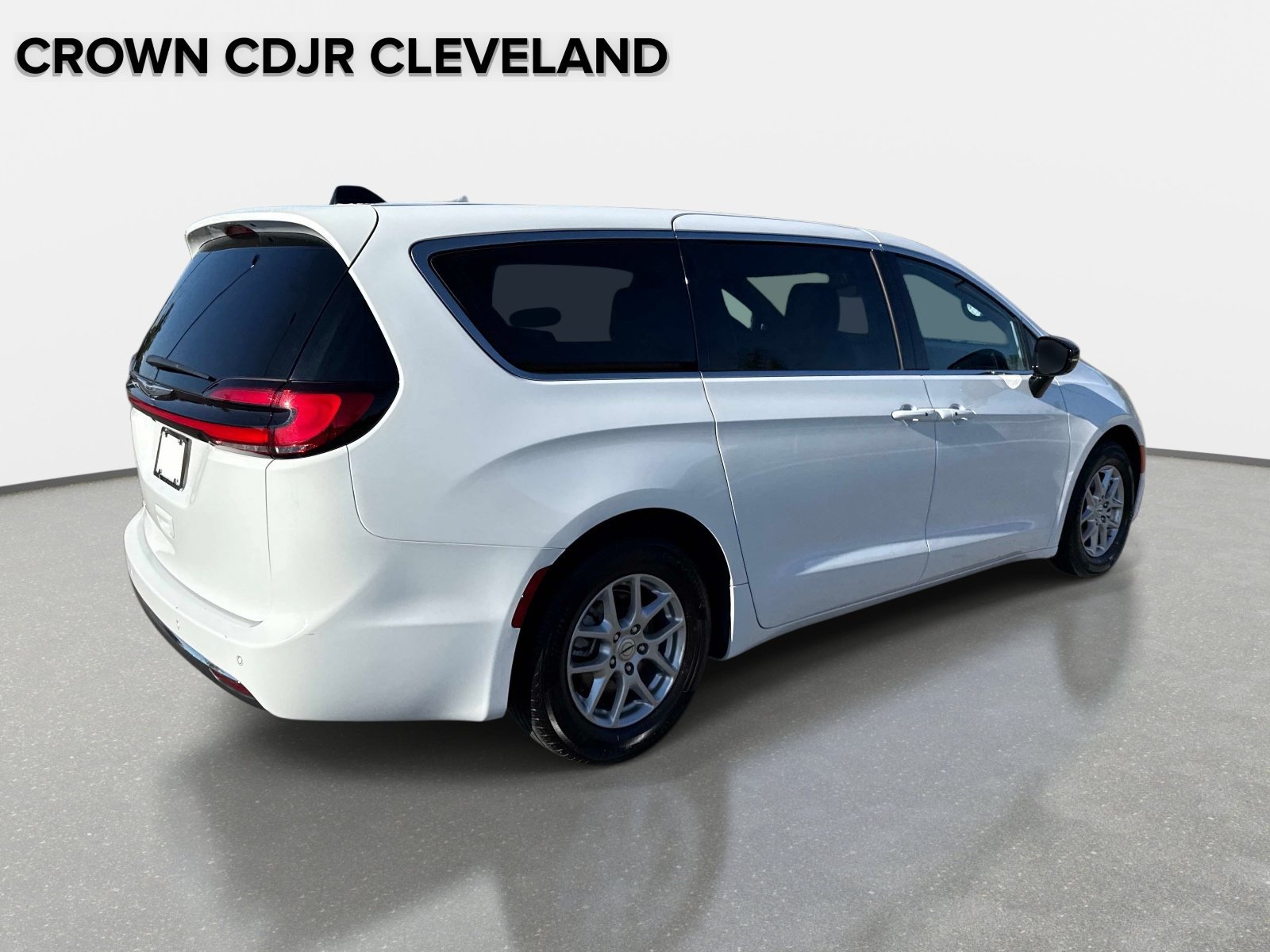 Used 2025 Chrysler Pacifica Select FWD image 4