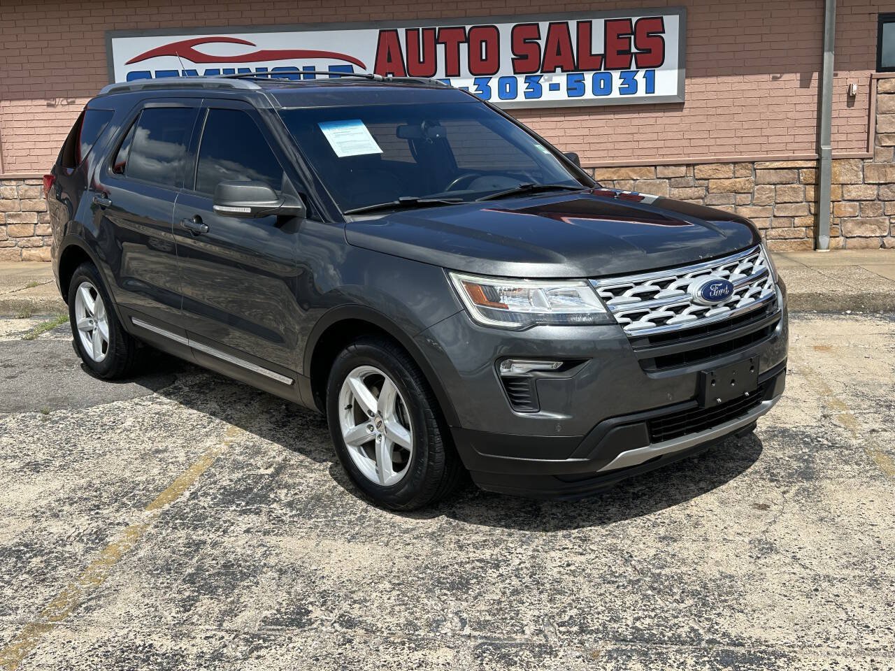 Used 2019 Ford Explorer XLT w/ Equipment Group 202A FWD image 3