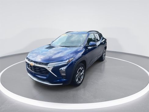 Used 2024 Chevrolet Trax LT w/ Driver Confidence Package image 4