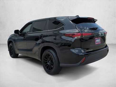 Certified 2024 Toyota Highlander LE FWD image 8