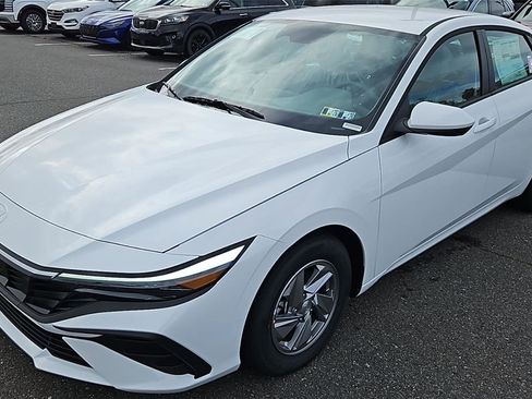 New 2025 Hyundai Elantra SE image 3