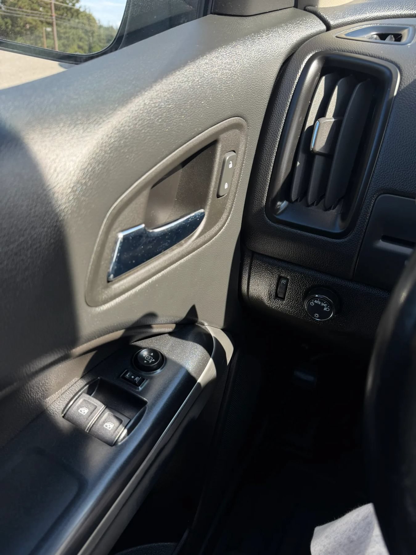 Used 2022 Chevrolet Colorado LT w/ Fleet Safety Package RWD image 28