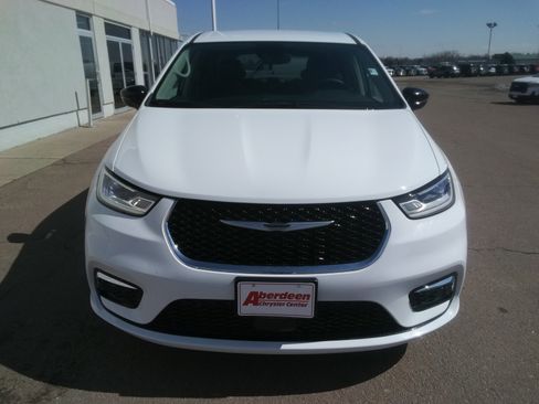 Used 2024 Chrysler Pacifica Touring-L image 3