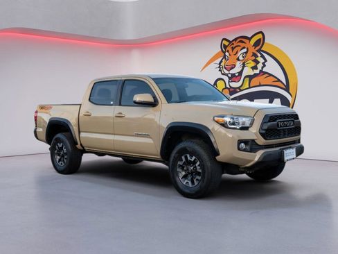 Used 2017 Toyota Tacoma TRD Off-Road image 3
