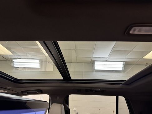 Used 2021 GMC Yukon SLT w/ SLT Premium Package image 18