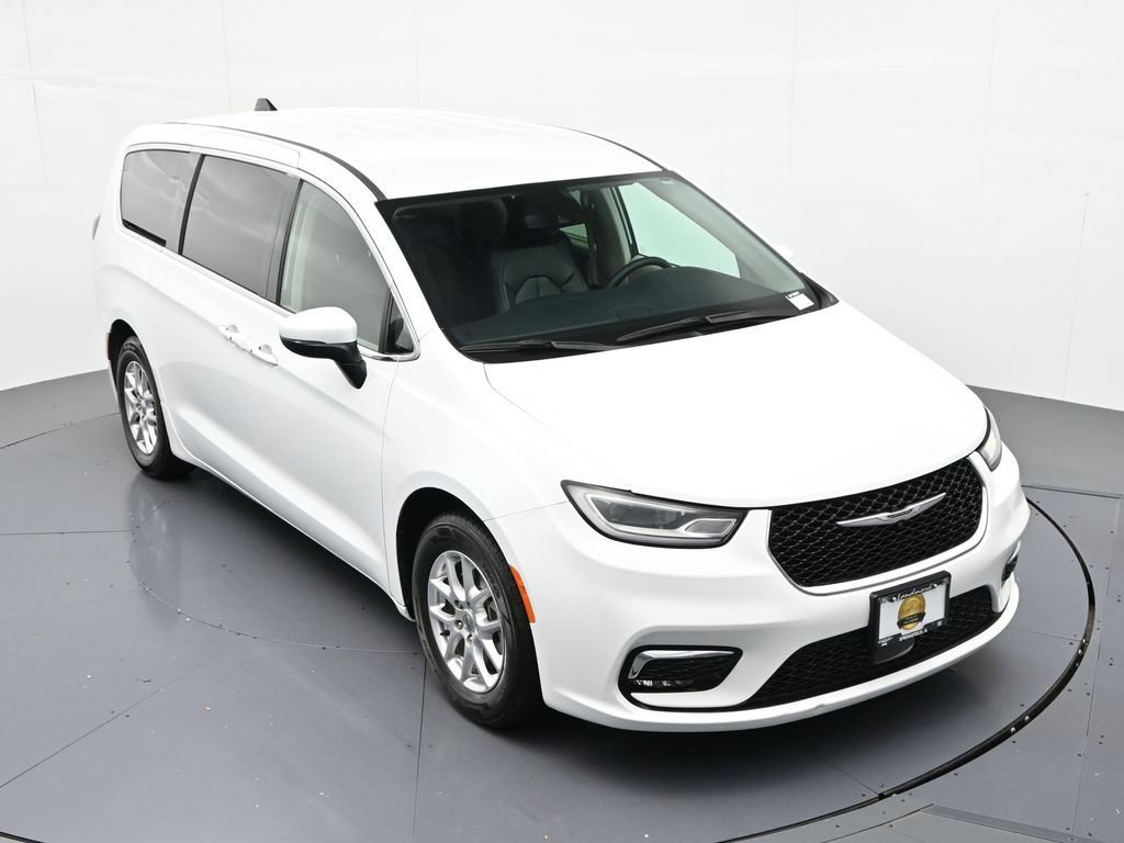 Used 2023 Chrysler Pacifica Touring-L FWD image 22
