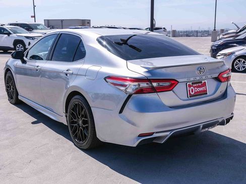 Used 2018 Toyota Camry SE w/ Moonroof Package FWD image 6