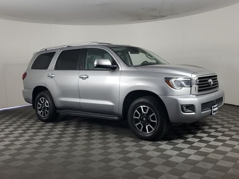 Used 2019 Toyota Sequoia SR5 AWD/4WD image 2