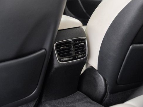 Used 2015 Kia K900 Luxury RWD image 46