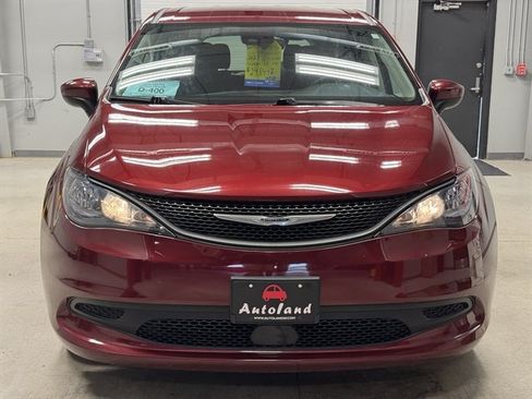 Used 2023 Chrysler Voyager LX FWD image 2