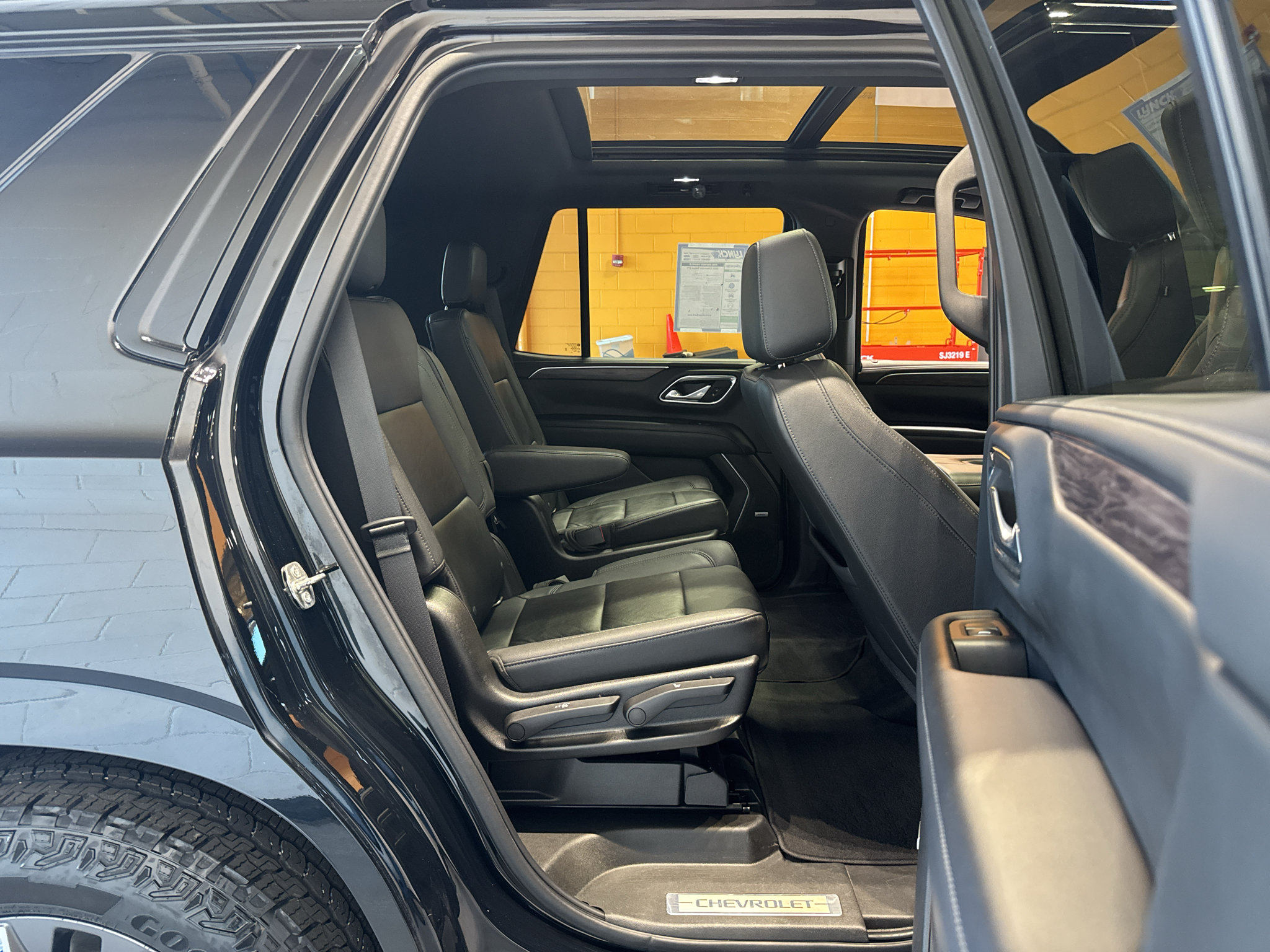 Used 2021 Chevrolet Tahoe Z71 w/ Z71 Off-Road Package AWD/4WD image 22