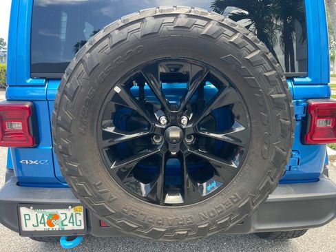Used 2022 Jeep Wrangler Unlimited Sahara AWD/4WD image 25