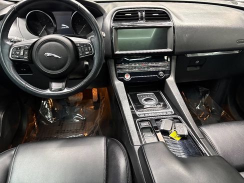 Used 2020 Jaguar F-PACE Premium image 40