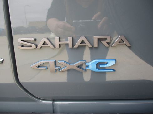 Used 2025 Jeep Wrangler Sahara image 6
