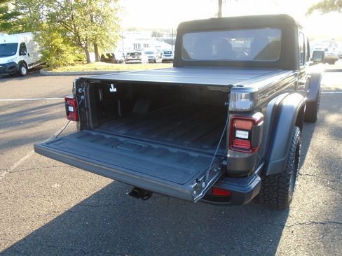 Certified 2024 Jeep Gladiator Mojave w/ Technology Group image 18