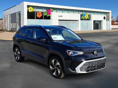 New 2026 Volkswagen Taos SE image 1