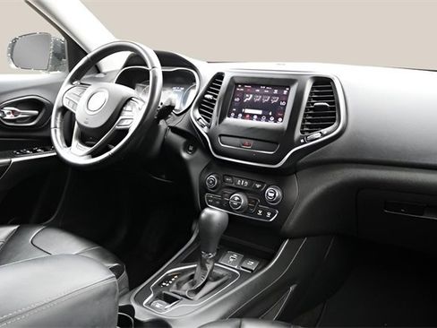 Used 2019 Jeep Cherokee Latitude Plus w/ Comfort/Convenience Group image 18