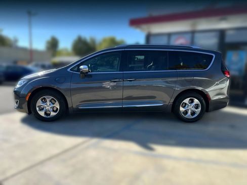 Used 2018 Chrysler Pacifica Limited w/ Advanced Safetytec Group image 3