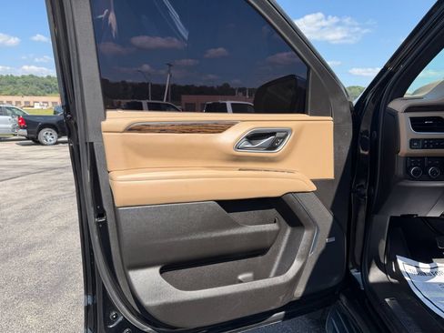 Used 2021 Chevrolet Suburban Premier w/ Premium Package AWD/4WD image 18