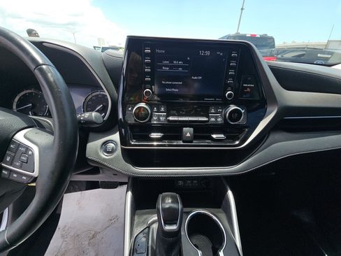 Used 2022 Toyota Highlander XLE FWD image 13