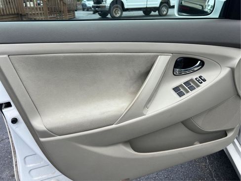 Used 2010 Toyota Camry LE FWD image 12