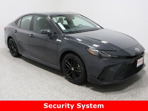 Used 2025 Toyota Camry SE image 4