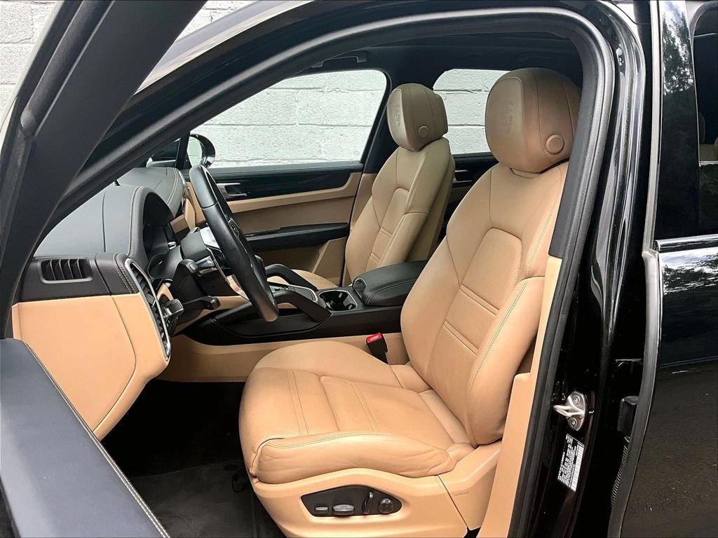Certified 2023 Porsche Cayenne AWD/4WD image 5