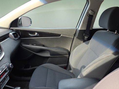 Used 2019 Kia Sorento LX w/ LX Convenience Package image 11