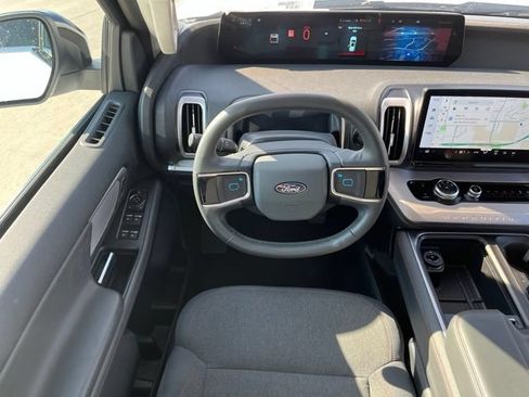 Used 2025 Ford Expedition Active RWD image 13