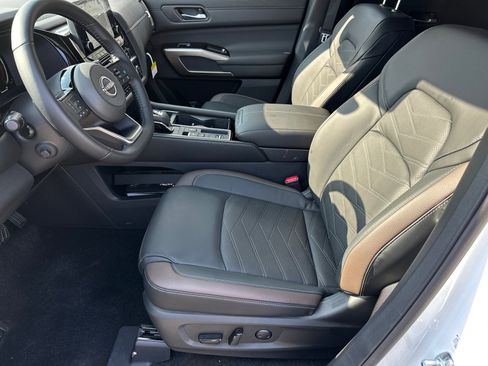 New 2025 Nissan Pathfinder Platinum image 9
