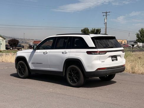 Used 2024 Jeep Grand Cherokee Altitude AWD/4WD image 3