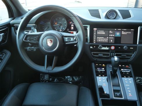 Certified 2025 Porsche Macan image 16