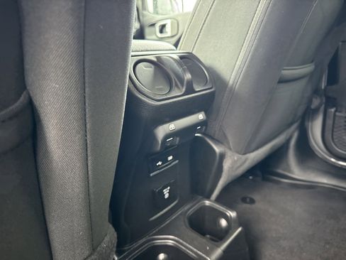 Certified 2020 Jeep Gladiator Overland image 28