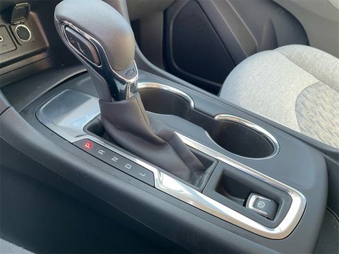 Used 2022 Chevrolet Equinox LT w/ Driver Convenience Package image 30