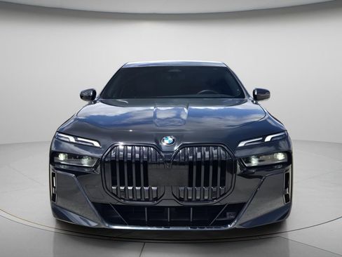 Used 2023 BMW 740i w/ Parking Assistance Package RWD image 5