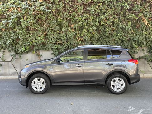 Used 2015 Toyota RAV4 LE AWD/4WD image 1