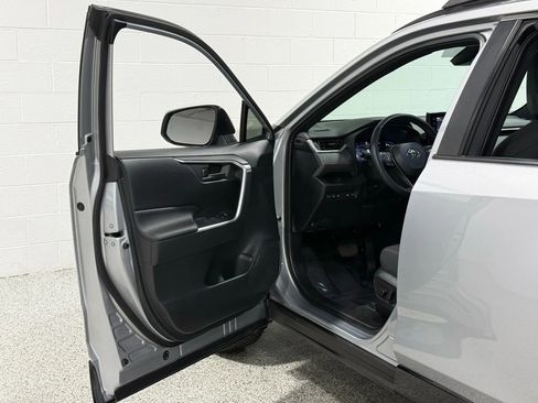 Used 2021 Toyota RAV4 SE image 10