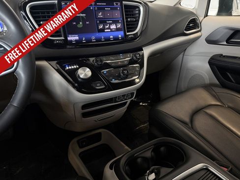 Used 2023 Chrysler Pacifica Touring-L FWD image 43