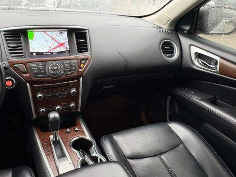 Used 2019 Nissan Pathfinder Platinum image 16