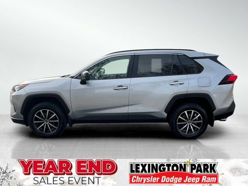 Used 2019 Toyota RAV4 LE image 3