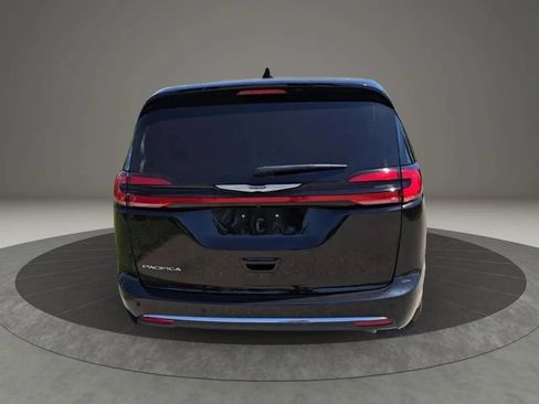 Used 2024 Chrysler Pacifica Touring-L FWD image 5