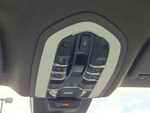 Used 2021 Porsche Macan S w/ Premium Package Plus image 30