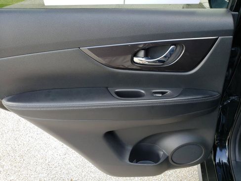 Used 2018 Nissan Rogue SV AWD/4WD image 11